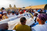Dangote, Osinbajo attend Awujale’s Islamic funeral rites as traditionalists clash with security (…)